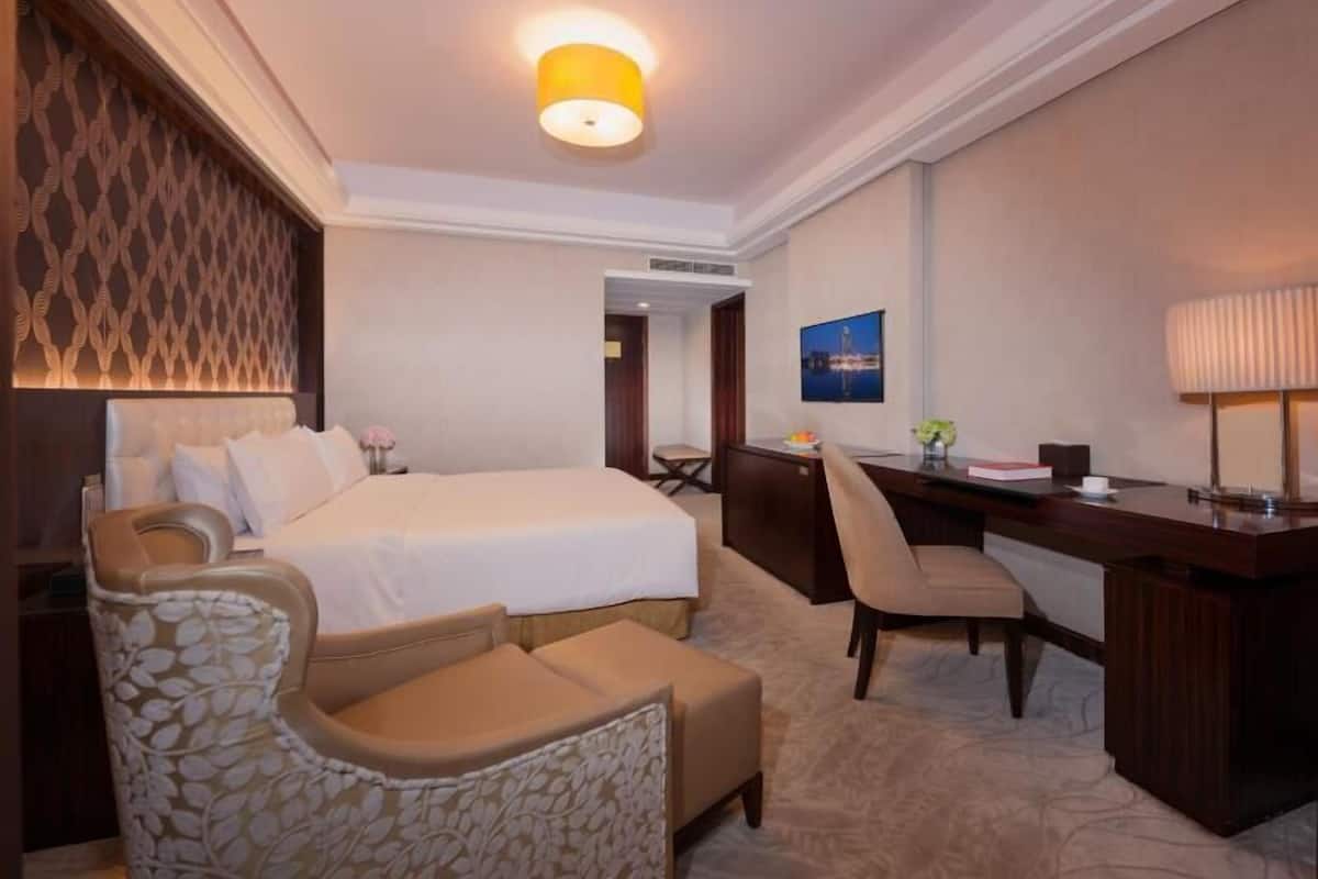 Elegant Lake View Family Suite | Minibar, in-room safe, desk, blackout curtains