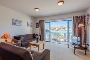 Apartamento estándar, 2 habitaciones, vistas al mar | Zona de estar | Una televisión de pantalla plana