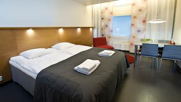 2 chambres, bureau, chambres insonorisées, fer et planche à repasser