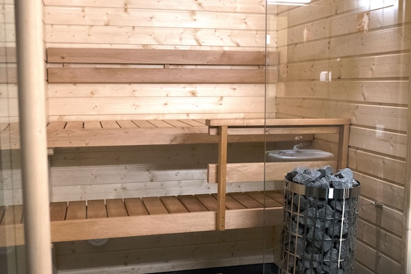 Regadera, secadora de cabello, bidet, toallas