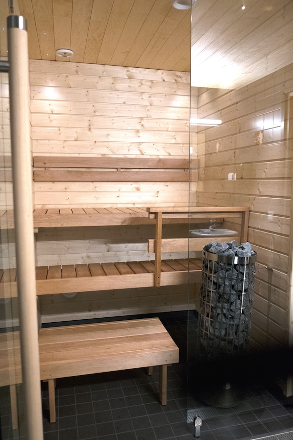 Douche, sèche-cheveux, bidet, serviettes fournies