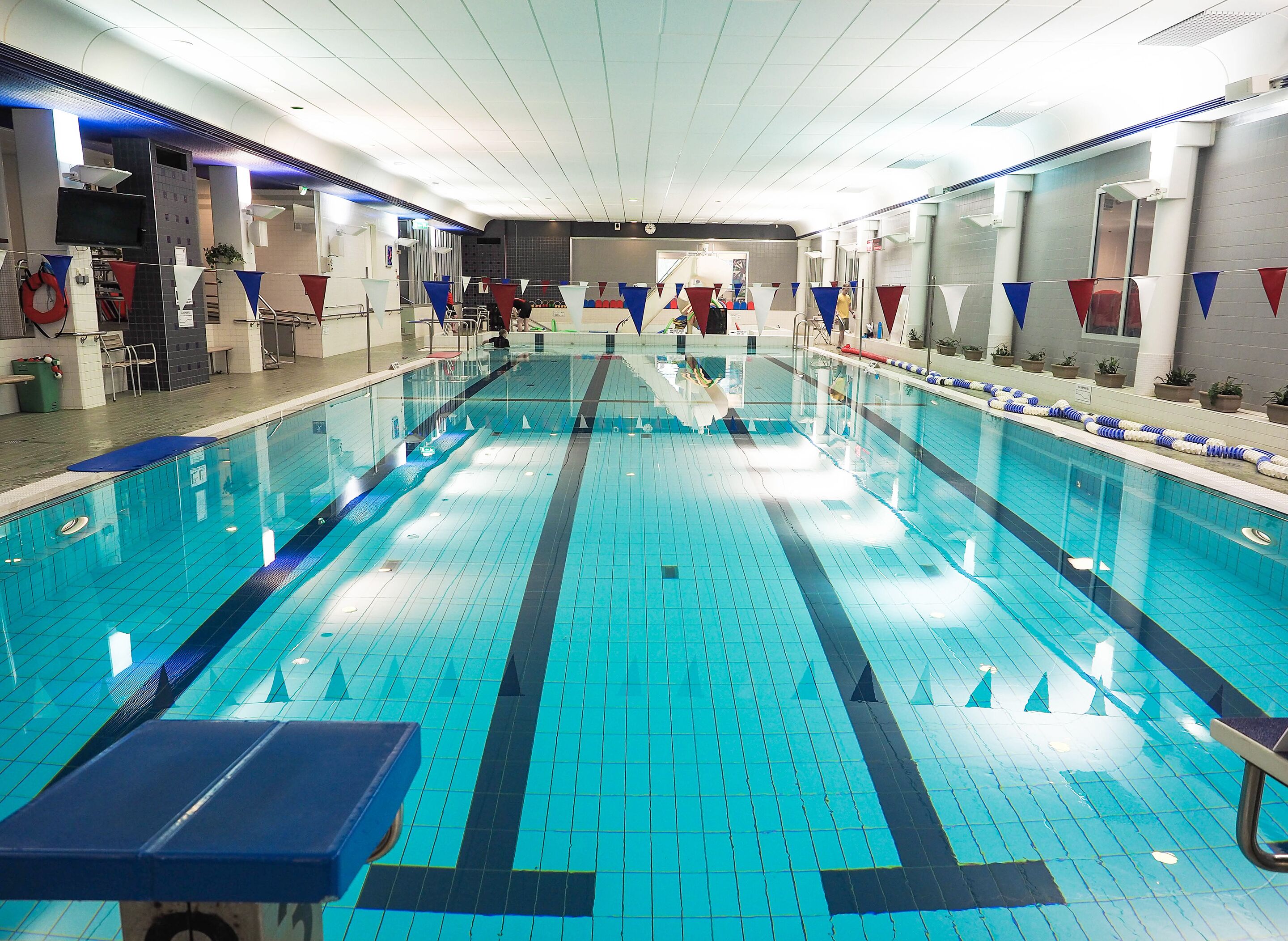 Sisäuima-allas, hengenpelastajia paikan päällä