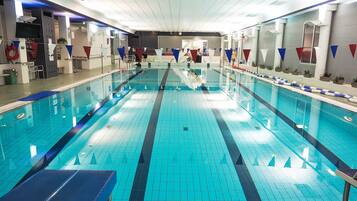 Hồ bơi trong nhà, nhân viên cứu hộ trong khuôn viên