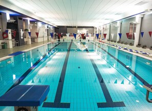 Piscine couverte, maîtres-nageurs sur place