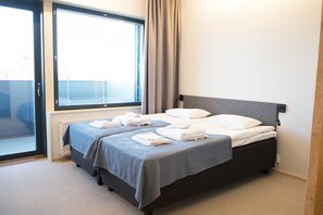 Bureau, chambres insonorisées, fer et planche à repasser