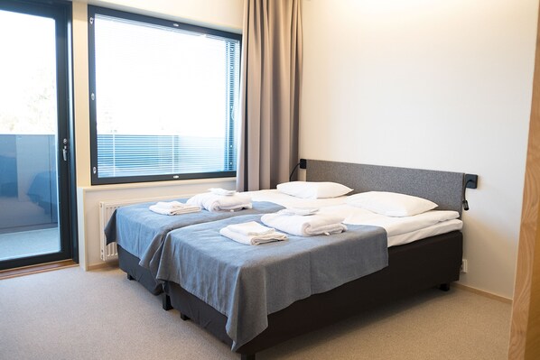 Työpöytä, äänieristys, silitysrauta/-lauta, ilmaiset vauvansängyt