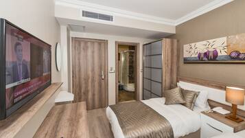 Luxe beddengoed, een minibar, een kluis op de kamer, een bureau