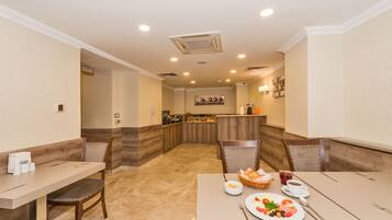 Ókeypis morgunverðarhlaðborð daglega