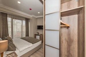 Roupas de cama premium, frigobar, cofres nos quartos, escrivaninha