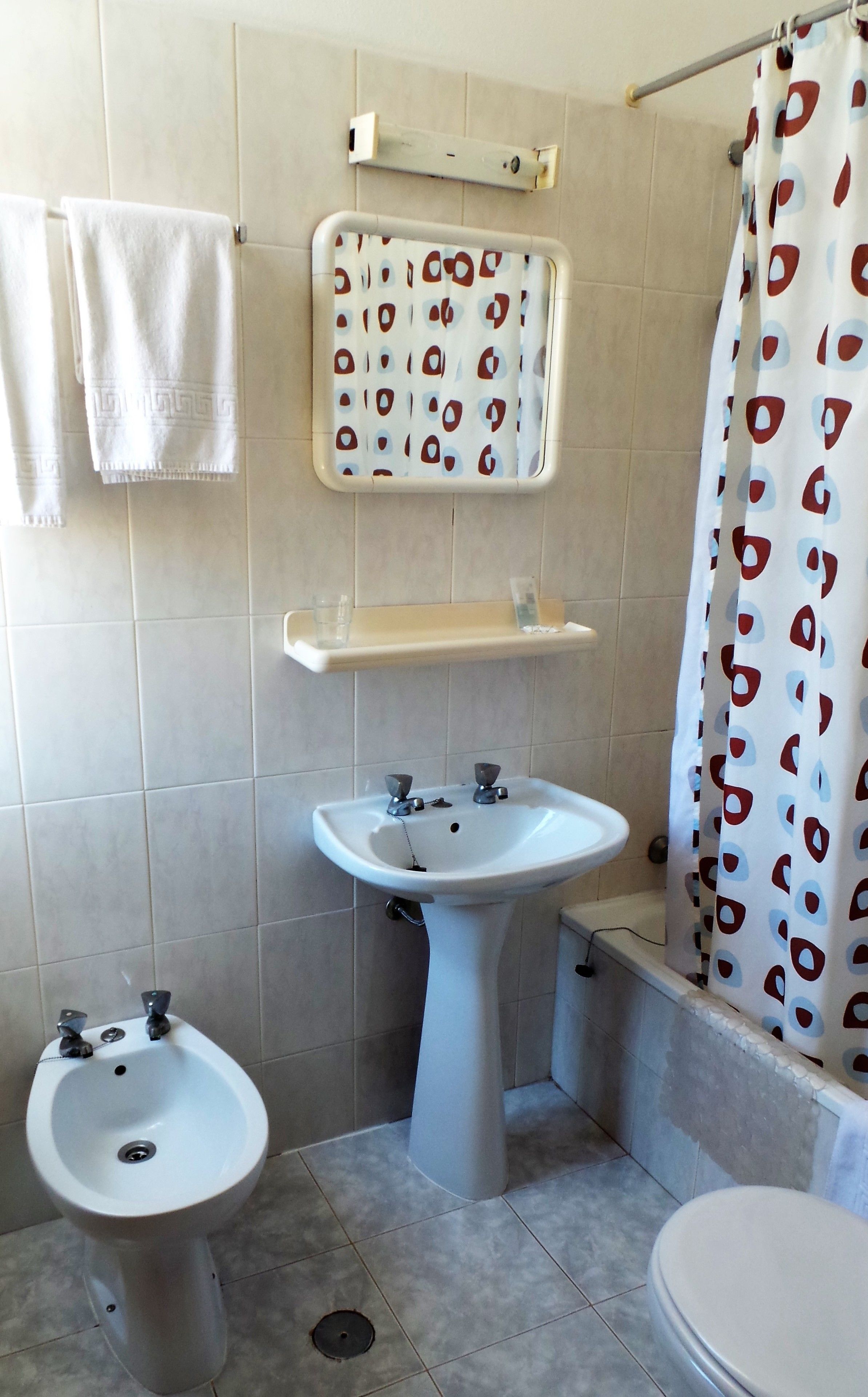 single room | bathroom | combined shower/bathtub, hair dryer, towels