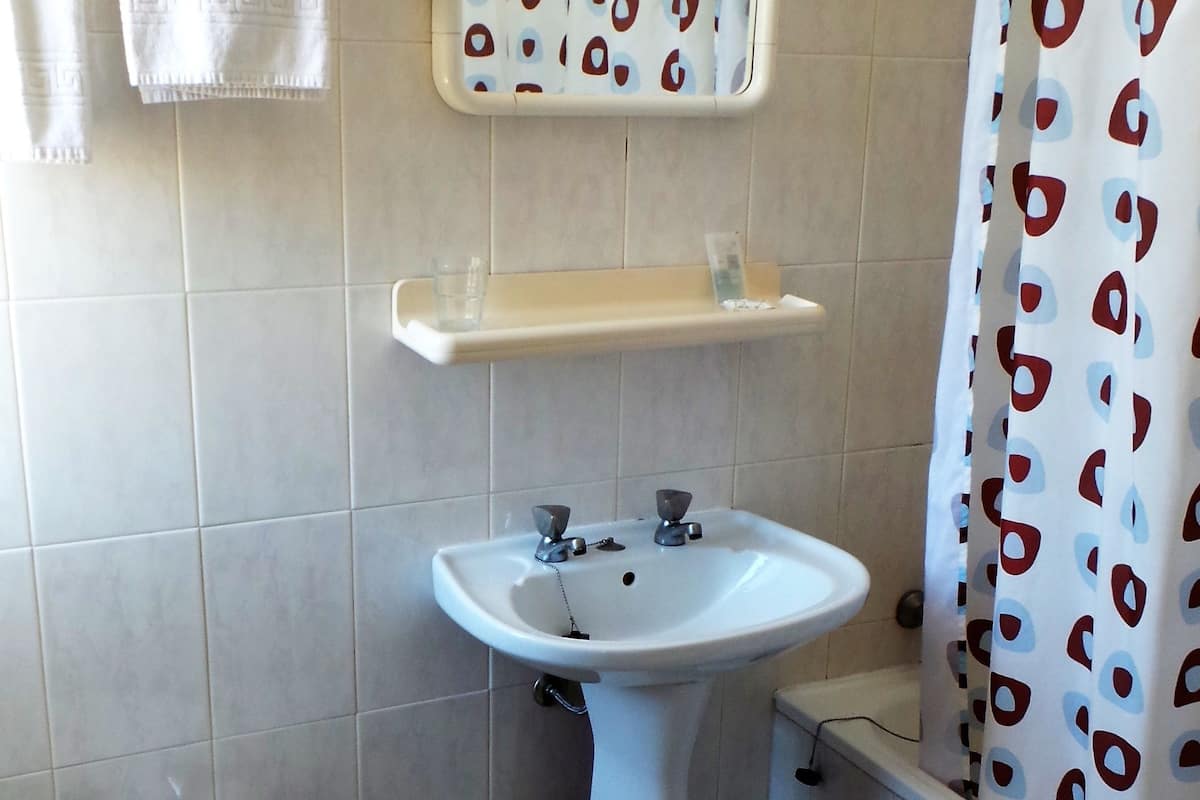 single room | bathroom | combined shower/bathtub, hair dryer, towels