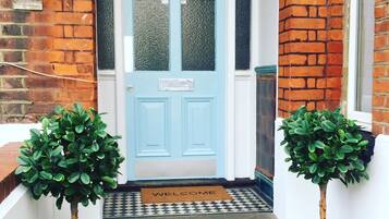 Pintu masuk properti