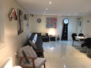 Living area - Mapesbury Hostel (London)