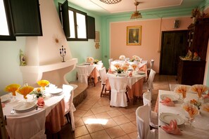 Makan tengah hari dan makan malam dihidangkan, masakan serantau 