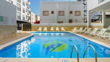 Piscina externa, espreguiçadeiras