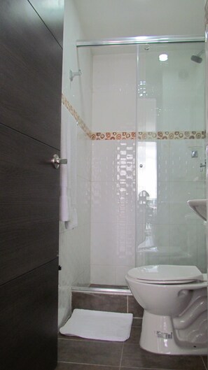 Shower, designer toiletries, hair dryer, towels - Expohotel Ferial (Bogota)