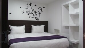 Minibar, escritorio, camas supletorias y wifi gratis