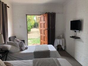 Blackout drapes, iron/ironing board, free WiFi, bed sheets - One One Guesthouse (Cape Town)