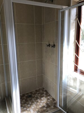 Room (Main house) | Bathroom | Shower, free toiletries, hair dryer, towels
