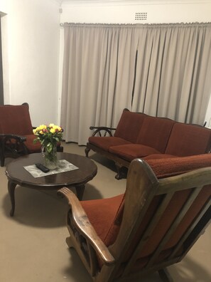 Een 32-inch flatscreentelevisie met satellietzenders en een televisie