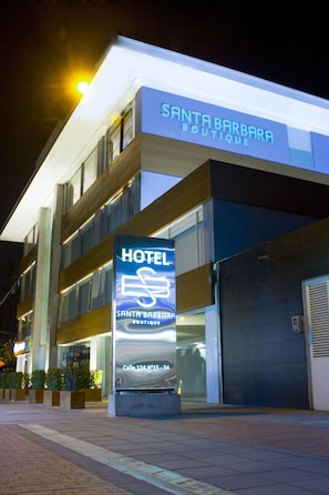 Front of property – evening/night - Hotel Santa Barbara Boutique (Bogotá)