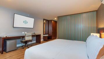 Executive Suite | Frette Italian sheets, premium bedding, down comforters, pillowtop beds