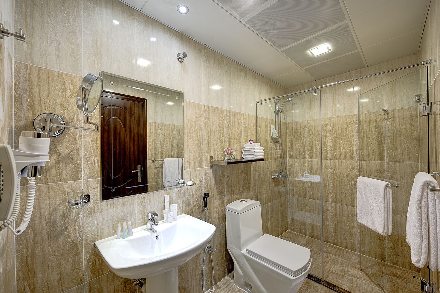 standard room | bathroom | free toiletries, hair dryer, slippers, bidet