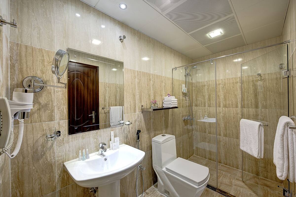 standard room | bathroom | free toiletries, hair dryer, slippers, bidet