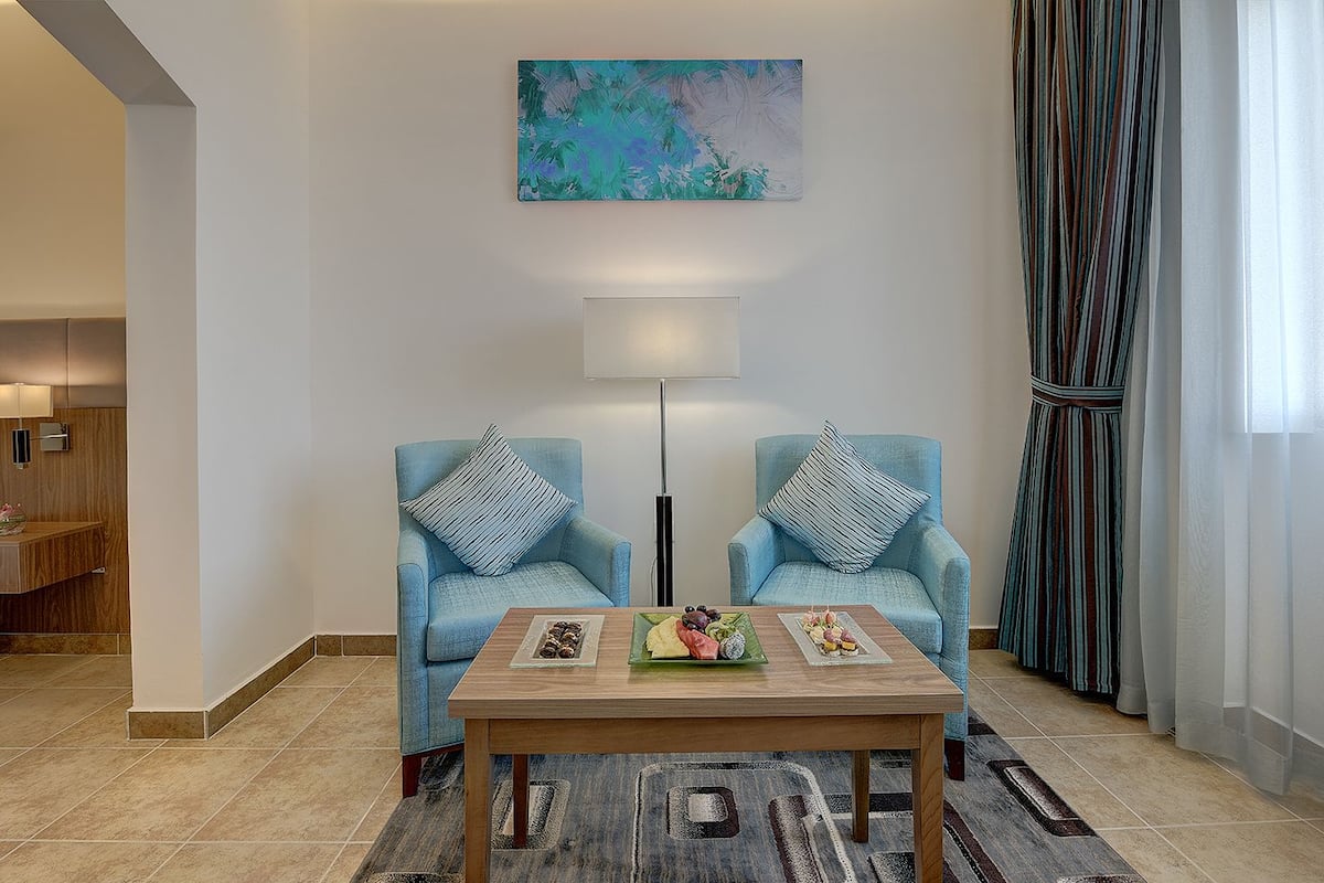 junior suite | minibar, in-room safe, individually decorated, individually furnished