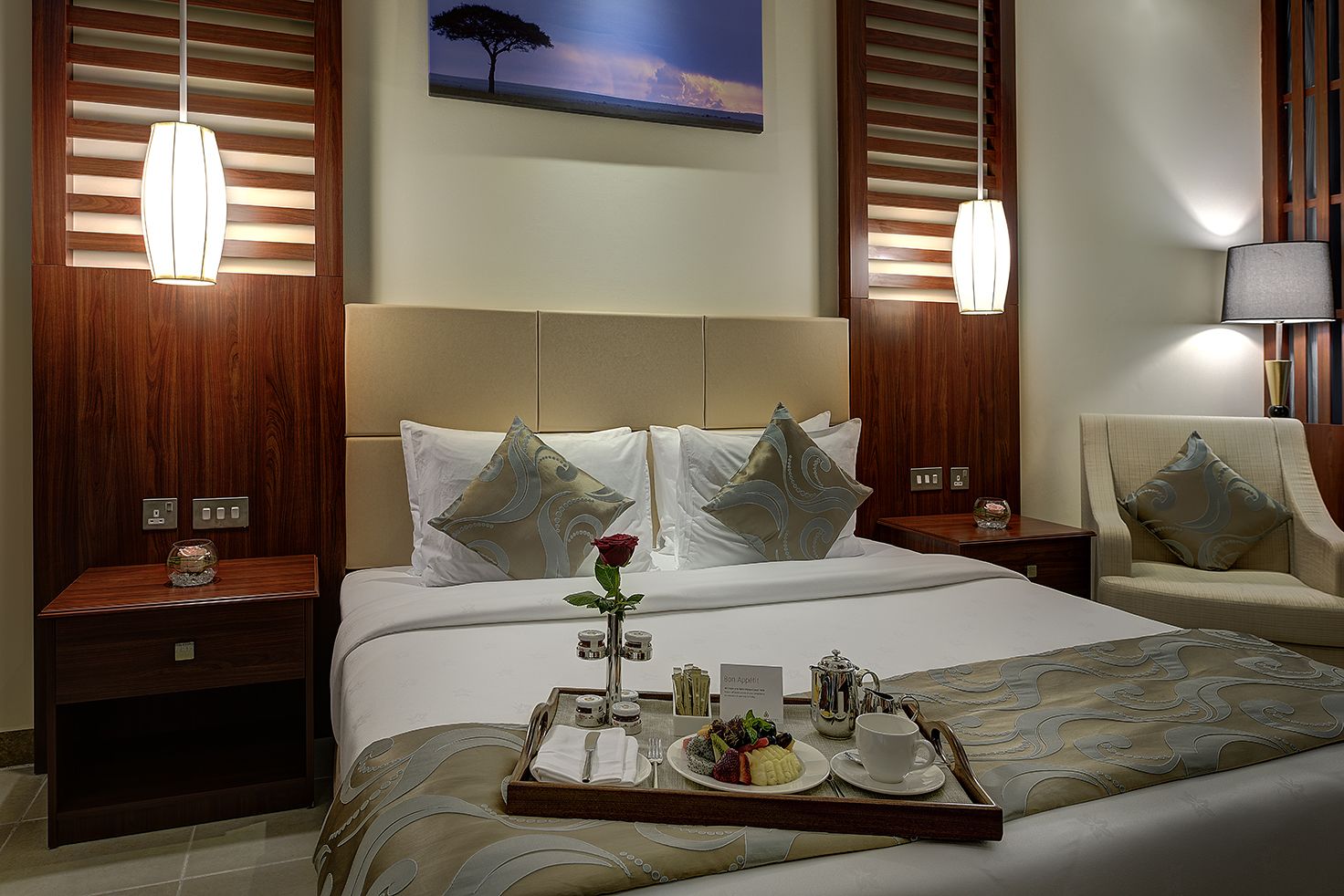 deluxe room | minibar, in-room safe, individually decorated, individually furnished