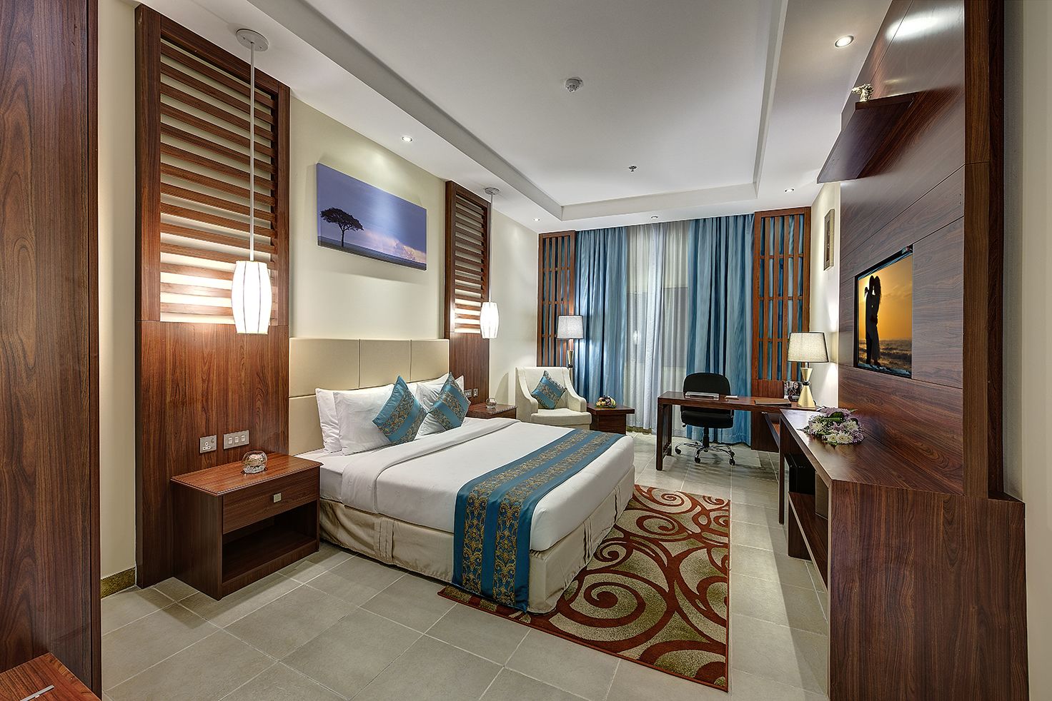 deluxe room | minibar, in-room safe, individually decorated, individually furnished