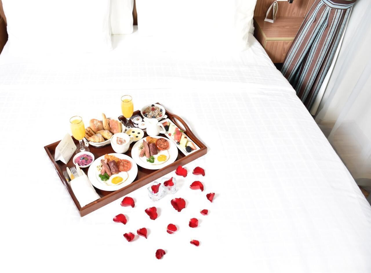 breakfast (aed 60 per person)