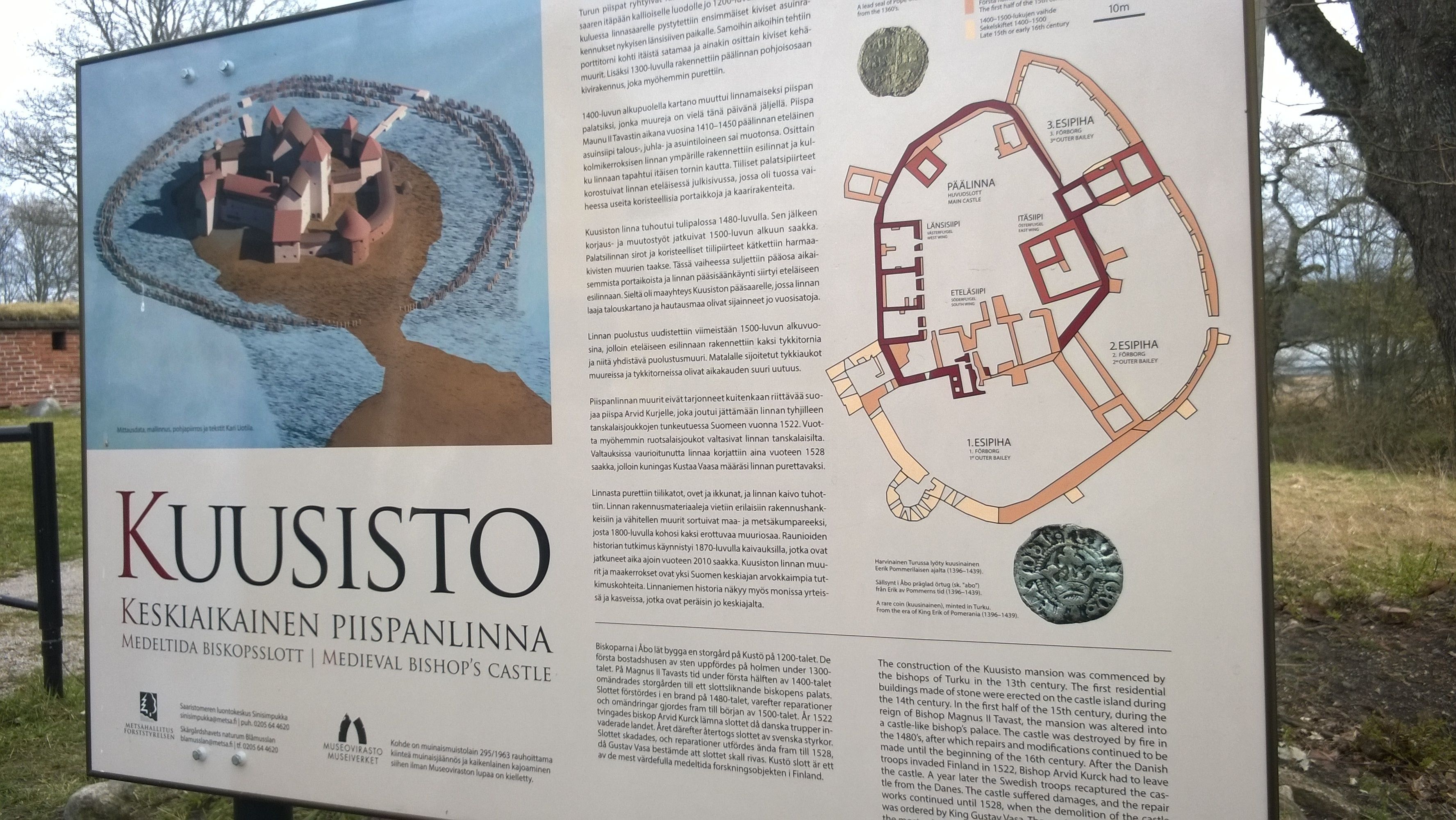 Historiallinen rakennus, jonka nimikyltissä lukee ”Kuusisto”, ja jossa on yksityiskohtainen pohjapiirros ja kartta.
