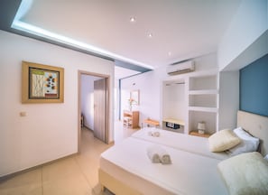 Apartamento superior | Baño | Ducha, artículos de higiene personal gratuitos y secador de pelo