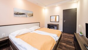Luxury Apartment, 4 Bedrooms | Premium bedding, in-room safe, desk, iron/ironing board (on request) - Apartmány Viktor (Bratislava)