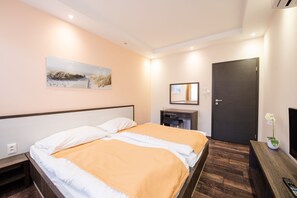 Luxury Apartment, 4 Bedrooms | Premium bedding, in-room safe, desk, iron/ironing board - Apartmány Viktor (Bratislava)