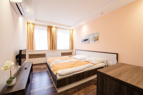 Luxury Apartment, 4 Bedrooms | Premium bedding, in-room safe, desk, iron/ironing board