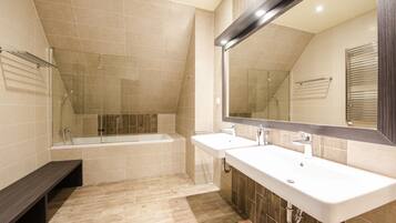 Luxury Apartment, 4 Bedrooms, Kitchen | Bathroom | Designer toiletries, hair dryer, towels