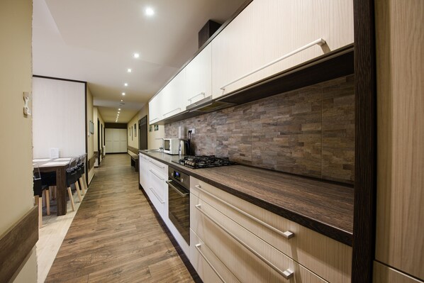 Apartamento de lujo, 4 habitaciones | Zona de estar | Una televisión LCD, un reproductor de DVD