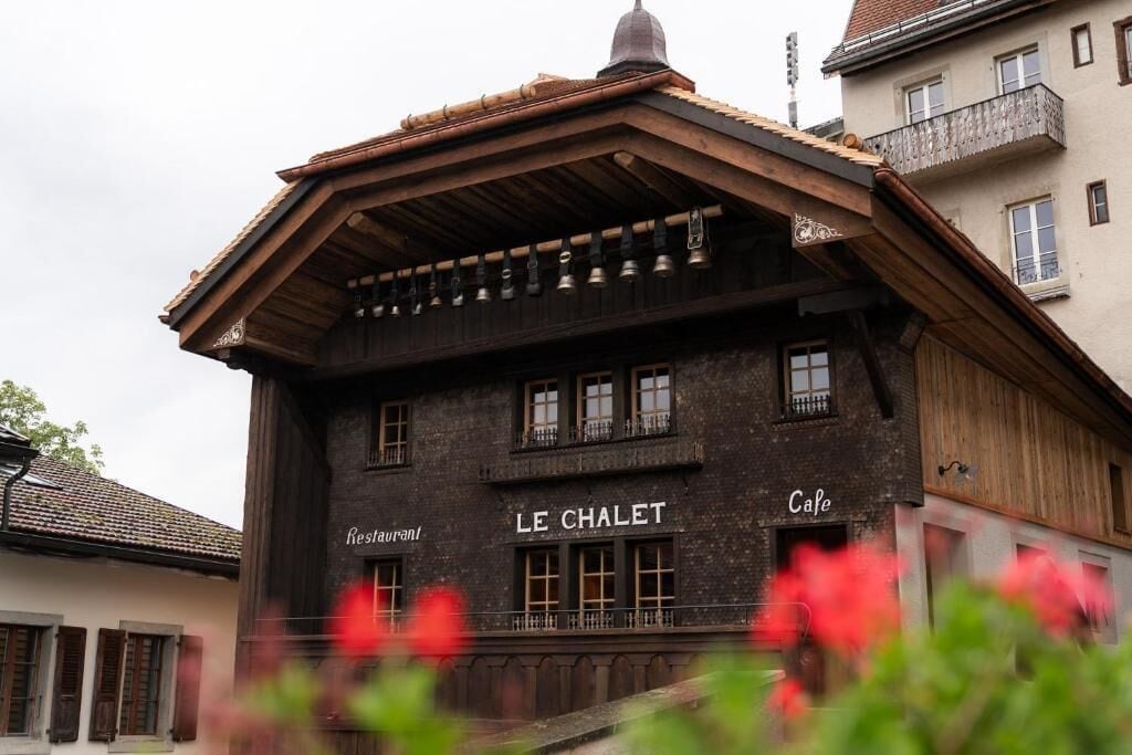 2 restaurants, lunch, dinner served; local cuisine