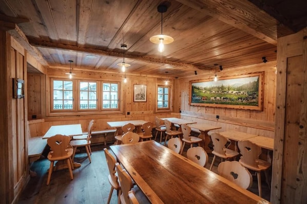 2 restaurants, lunch, dinner served; local cuisine