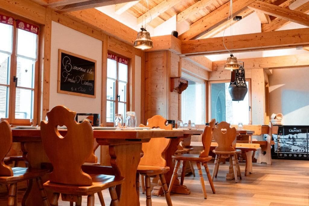 2 restaurants, lunch, dinner served; local cuisine