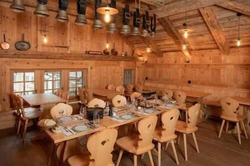 2 restaurants; lunch and dinner served