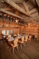 2 restaurantes; se sirven almuerzos, cenas y cocina local 