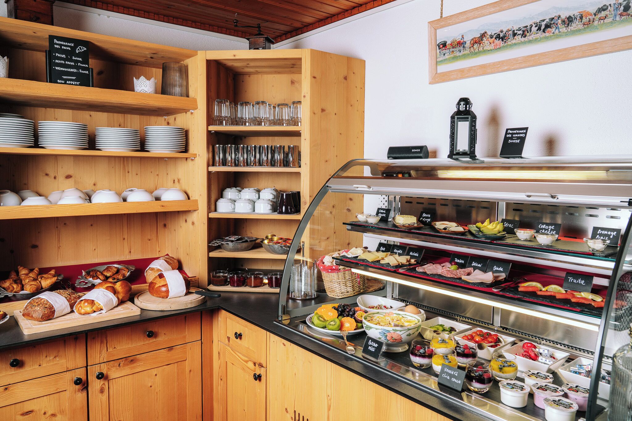 Un bufé de desayuno con diferentes alimentos y utensilios.