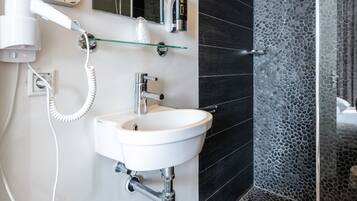 Habitación estándar doble | Baño | Ducha, artículos de higiene personal ecológicos y secador de pelo