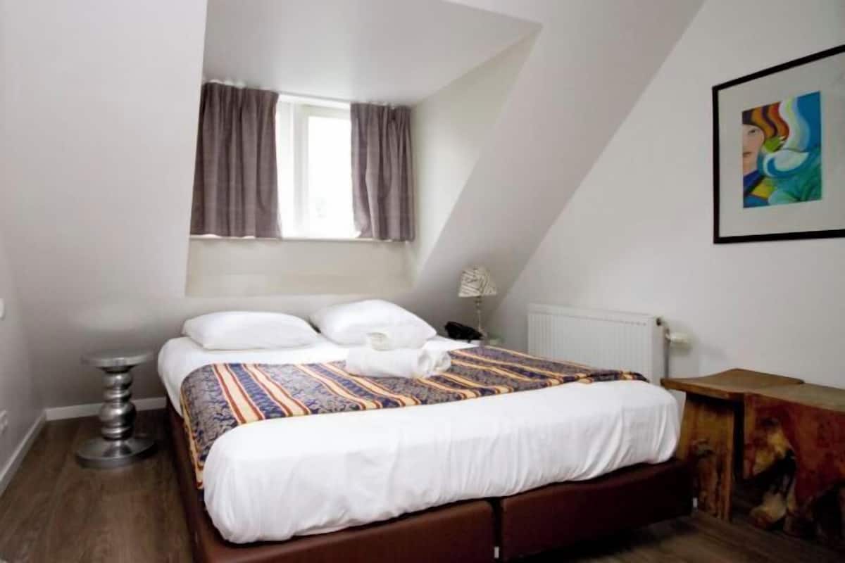 Tallelokero huoneessa, silitysrauta/-lauta, ilmainen Wi-Fi