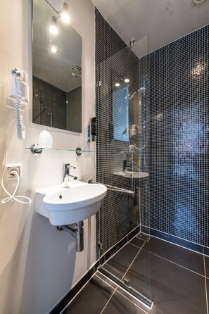 Ducha, artículos de tocador ecológicos, secador de pelo, toallas
