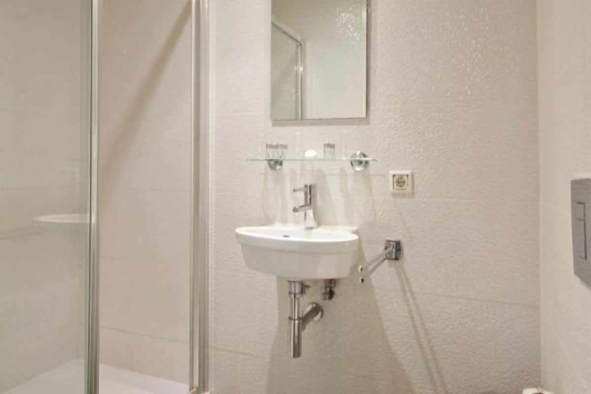 Kylpyhuone | Suihku, ympäristöystävälliset hygieniatuotteet, hiustenkuivaaja