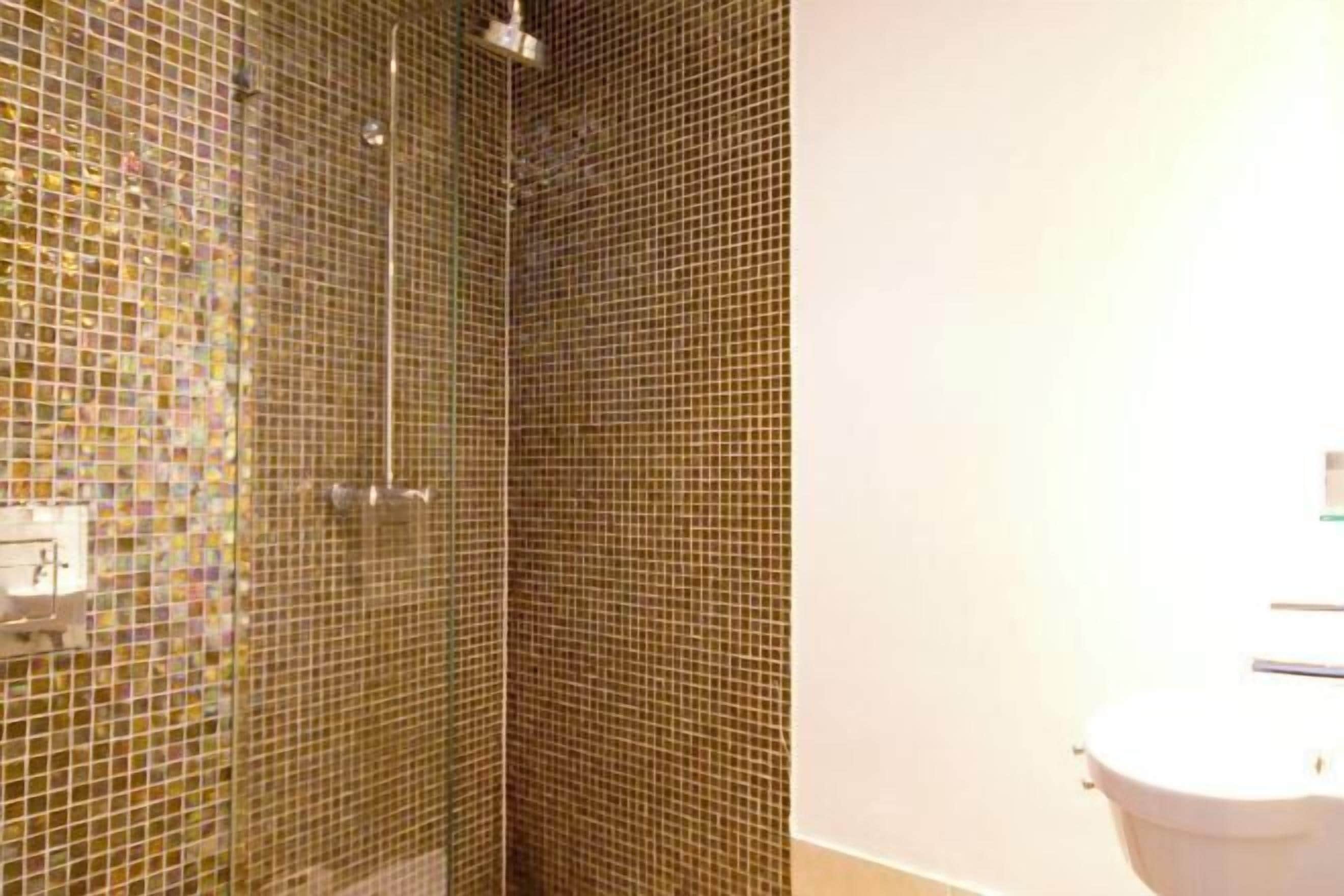 Kylpyhuone | Suihku, ympäristöystävälliset hygieniatuotteet, hiustenkuivaaja